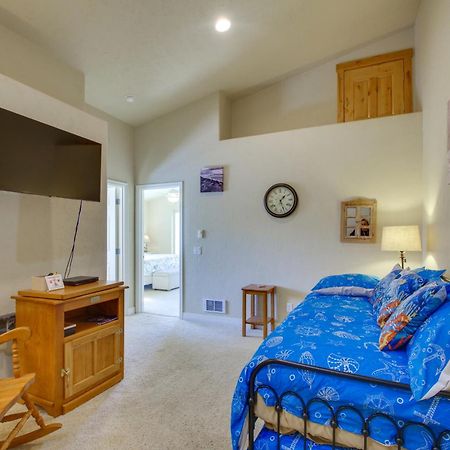 Quiet Waterfront Escape With Hot Tub And Beach Access! Gold Beach Εξωτερικό φωτογραφία