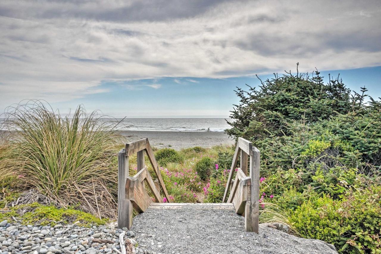 Quiet Waterfront Escape With Hot Tub And Beach Access! Gold Beach Εξωτερικό φωτογραφία