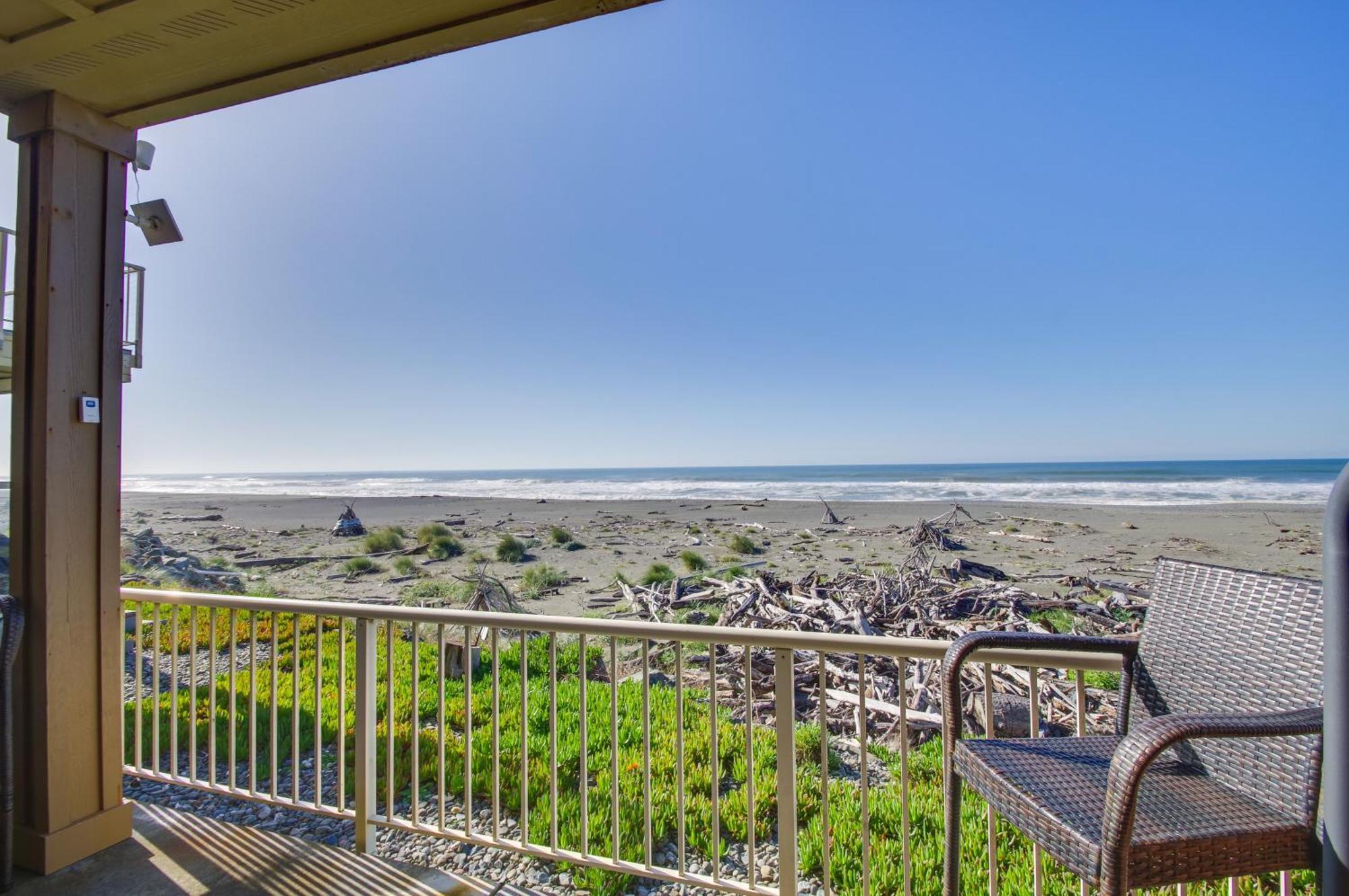 Quiet Waterfront Escape With Hot Tub And Beach Access! Gold Beach Εξωτερικό φωτογραφία