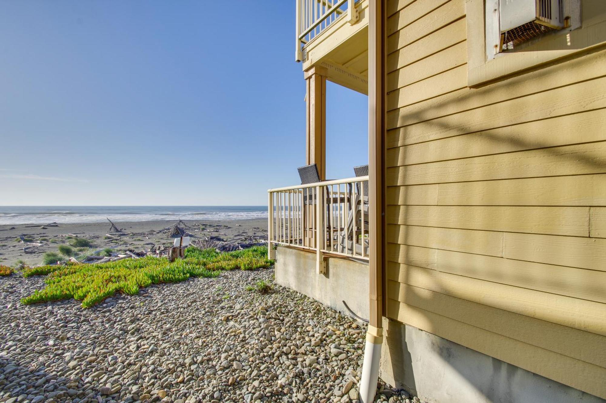 Quiet Waterfront Escape With Hot Tub And Beach Access! Gold Beach Εξωτερικό φωτογραφία