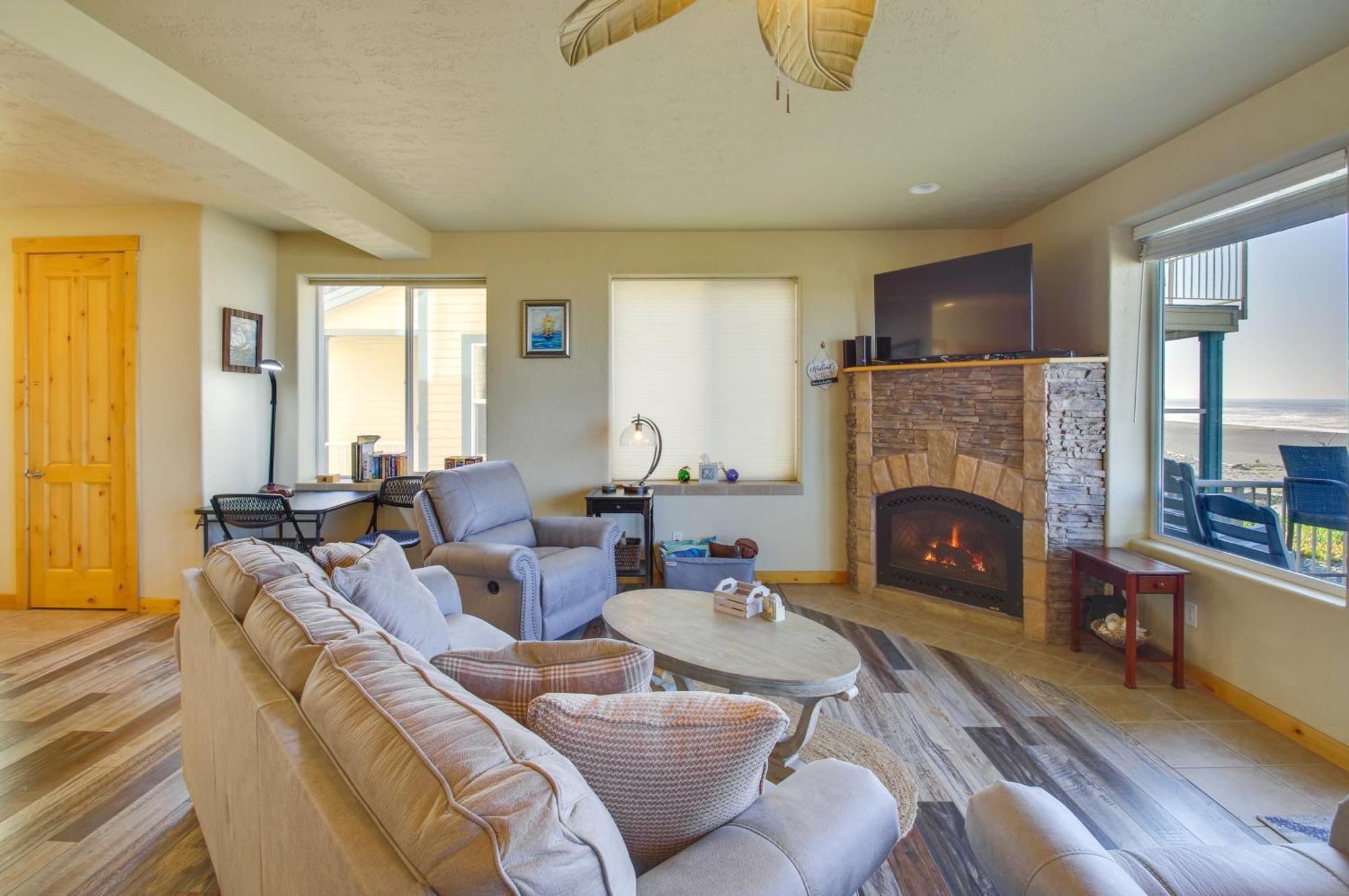 Quiet Waterfront Escape With Hot Tub And Beach Access! Gold Beach Εξωτερικό φωτογραφία