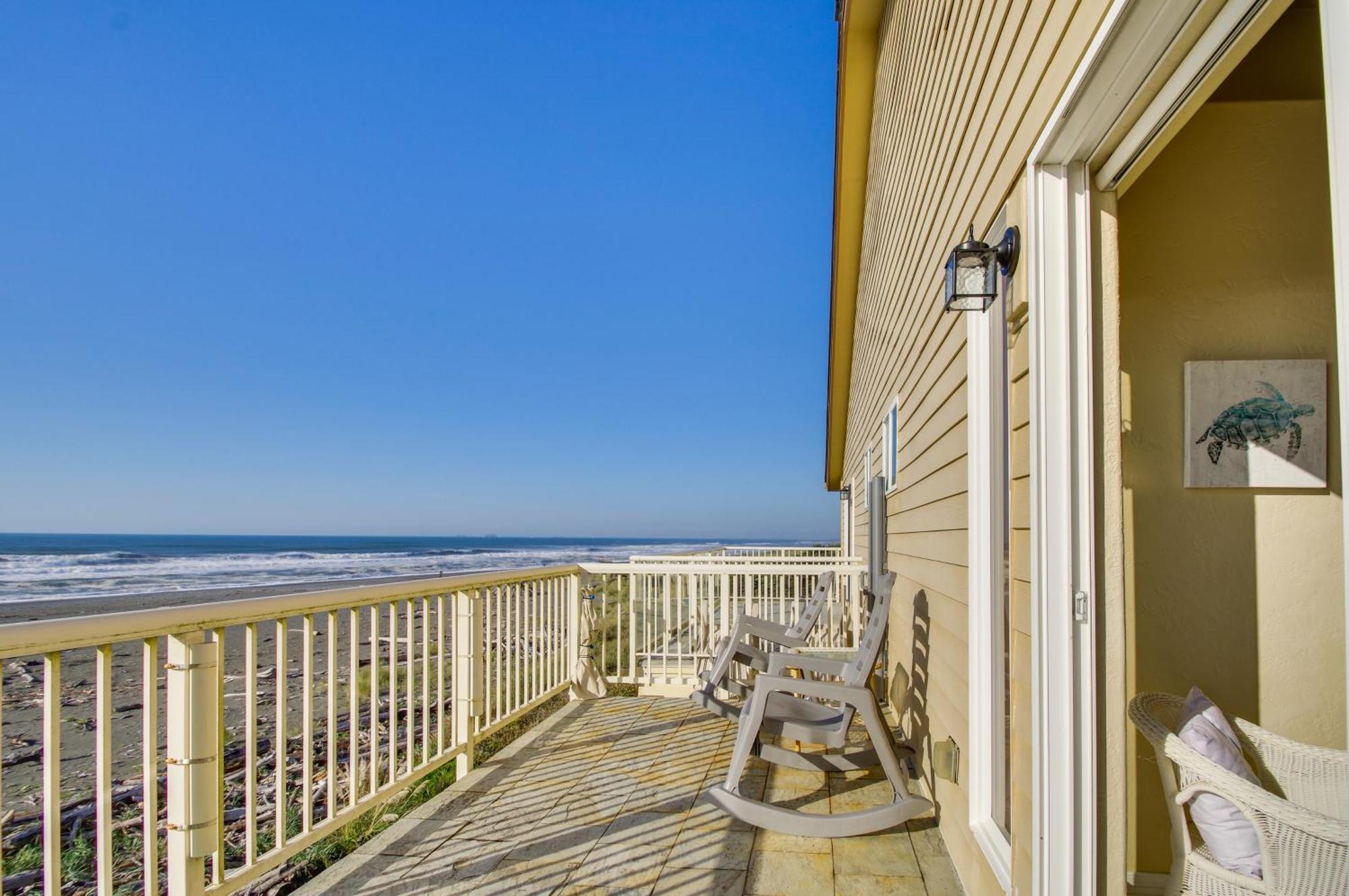 Quiet Waterfront Escape With Hot Tub And Beach Access! Gold Beach Εξωτερικό φωτογραφία