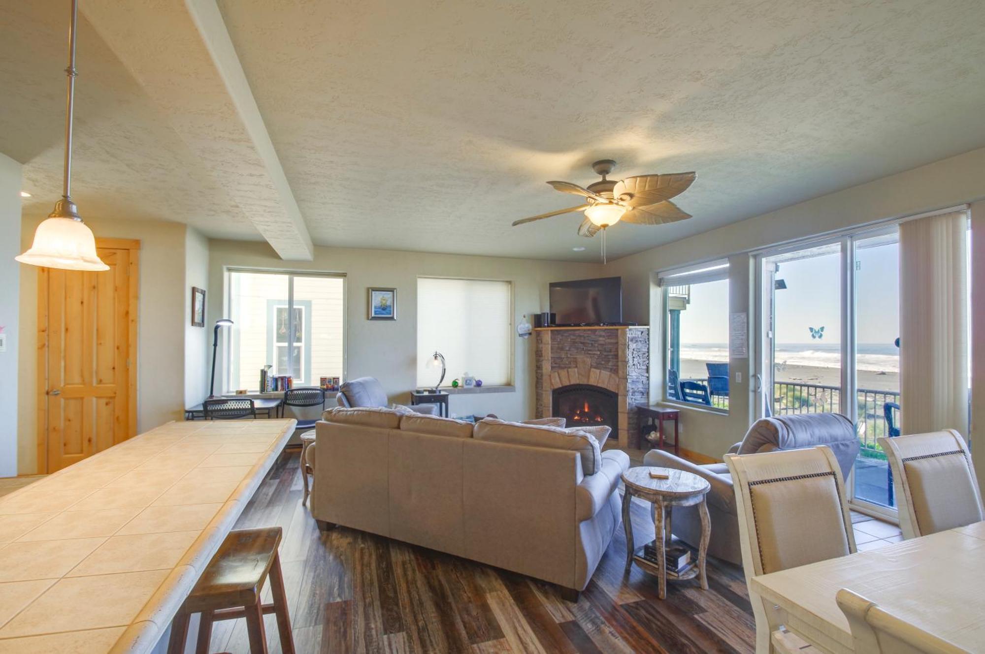 Quiet Waterfront Escape With Hot Tub And Beach Access! Gold Beach Εξωτερικό φωτογραφία